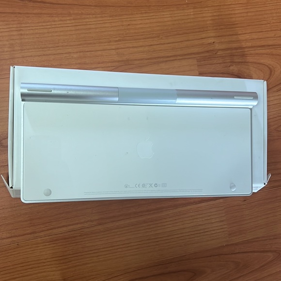 APPLE  Wireless Keyboard MC184LL/B - Picture 10 of 11